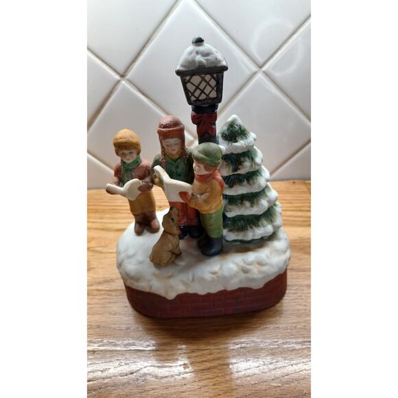 Vintage House of Lloyd Christmas‎ Around the World Carolers Musical and Lighted - Picture 5 of 11